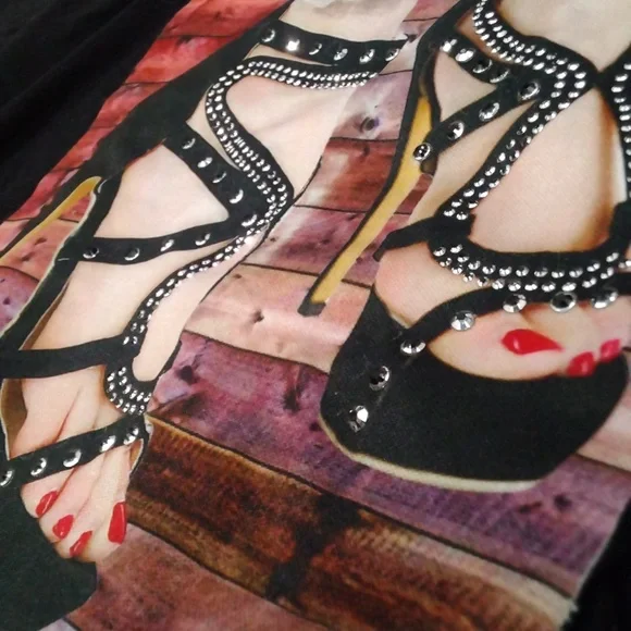 A black heels T-Shirt - Picture 2 of 3